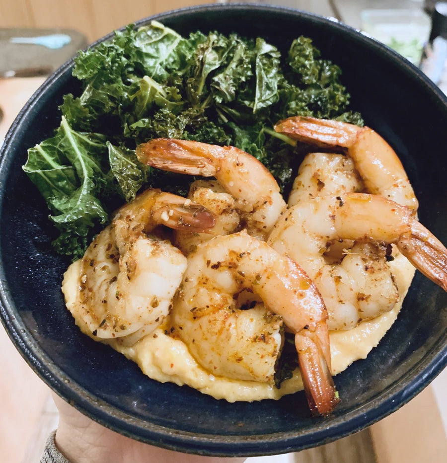 bowl of grits with shrimp and kale