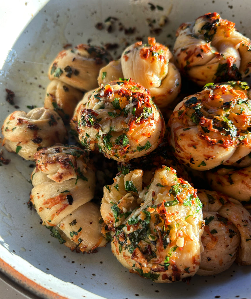 garlic knots with chile, parsley and garlic